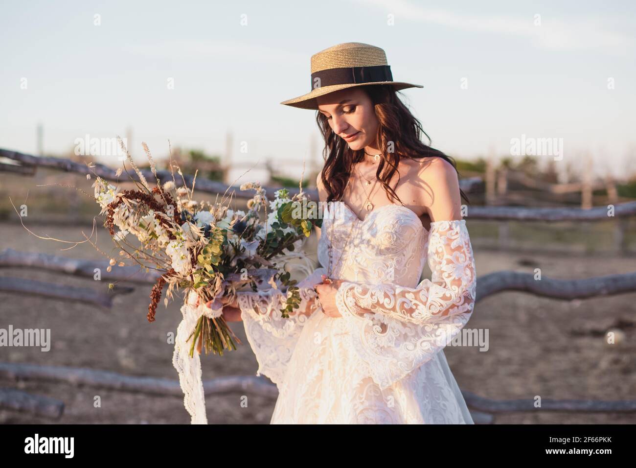 Pareja de bodas en el estilo boho en el rancho. Ramo de boda de diseño Fotografía de stock - Alamy Pareja de bodas en el estilo boho en el rancho. Ramo de boda de diseño Fotografía de stock - Alamy