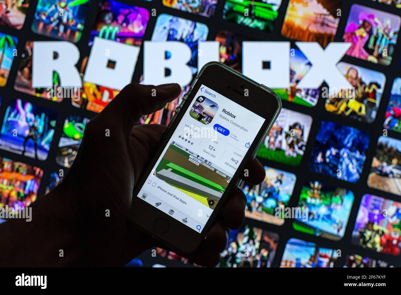 En esta ilustración, la aplicación Roblox de la App Store se muestra en la  pantalla de un smartphone y el logotipo de Roblox en el fondo Fotografía de  stock - Alamy