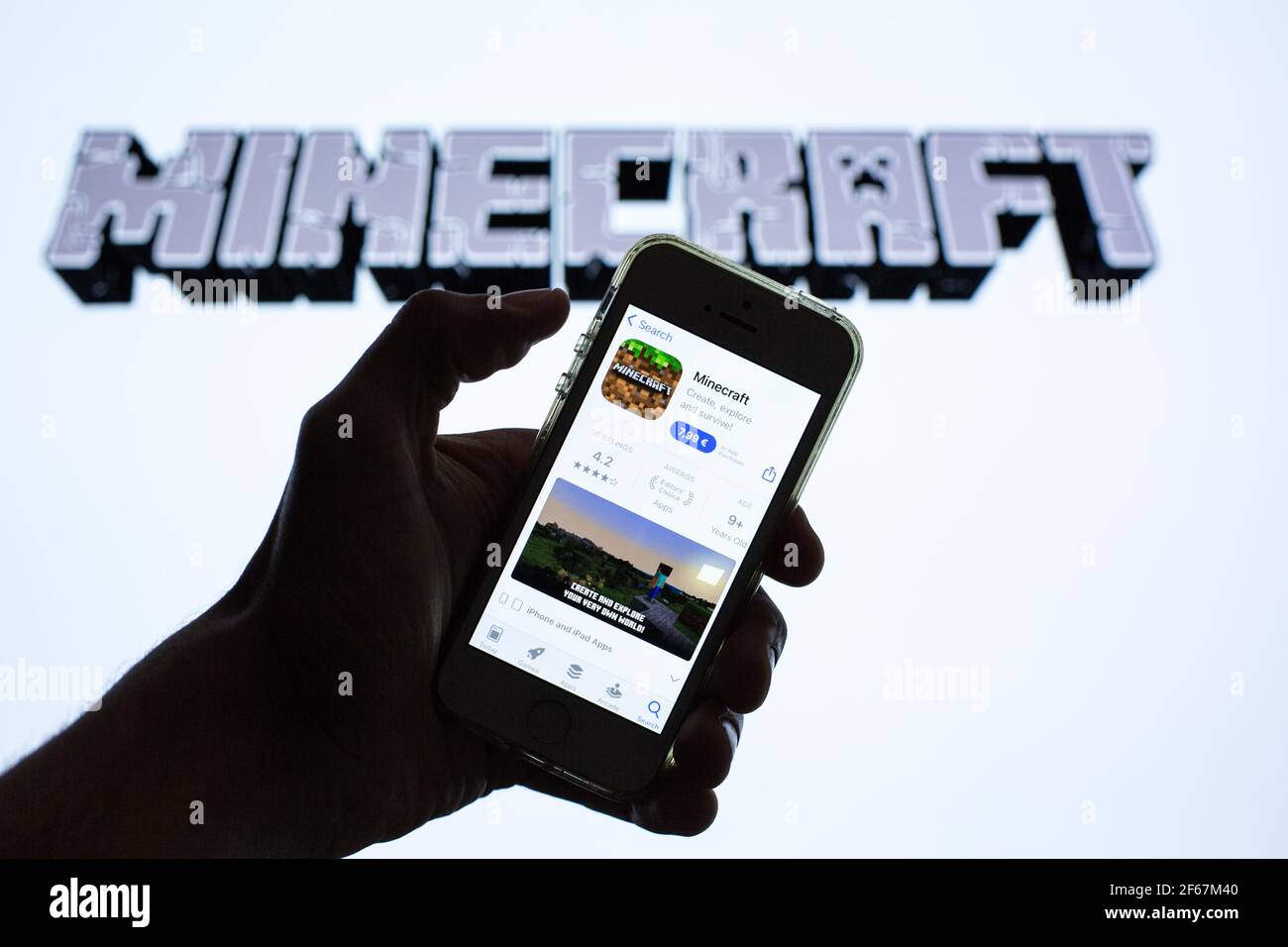 En esta ilustración, la aplicación Minecraft de la App Store se muestra en  la pantalla de un smartphone y el logotipo de Minecraft en el fondo  Fotografía de stock - Alamy