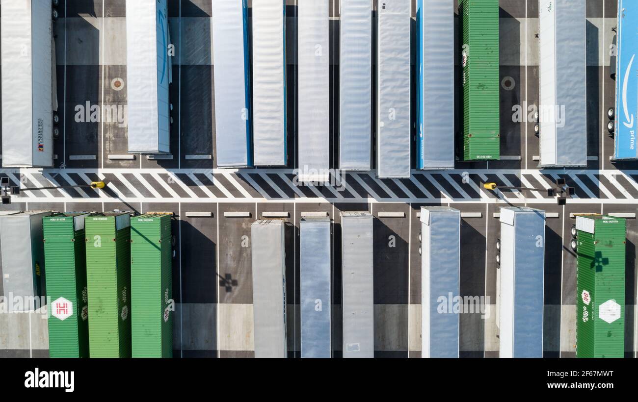 vista aérea directa de remolques de camiones esperando para cargar o. descargue sus mercancías Foto de stock