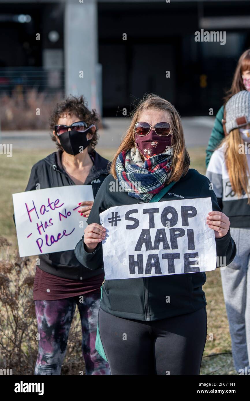Maple Grove, Minnesota. 25 de marzo de 2021. Detener la protesta por el odio asiático para recordar a las víctimas de los asesinatos de Atlanta. Foto de stock
