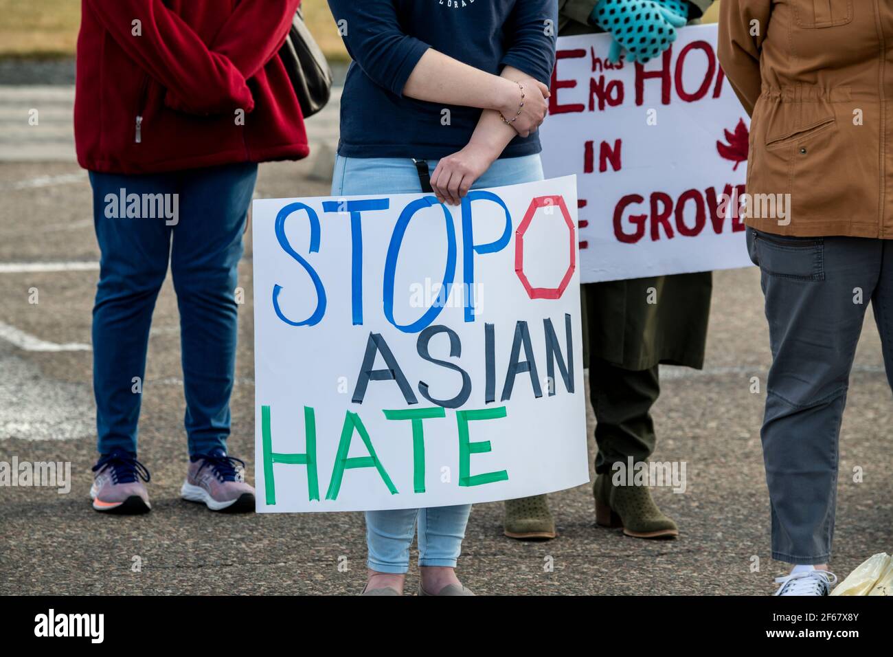Maple Grove, Minnesota. 25 de marzo de 2021. Detener la protesta por el odio asiático para recordar a las víctimas de los asesinatos de Atlanta. Foto de stock