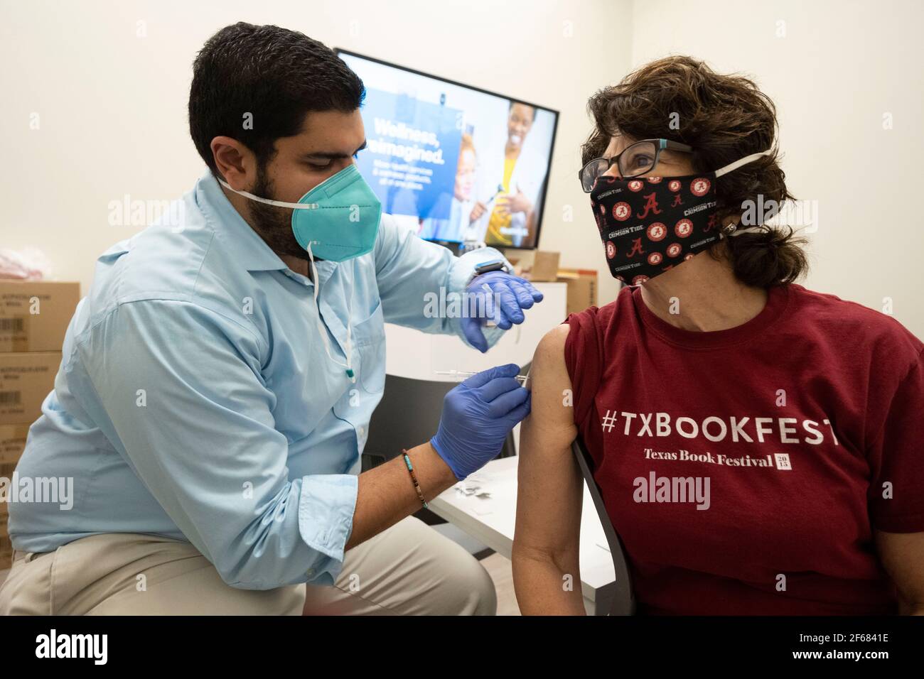 Austin, Texas 30 de marzo de 2021: JANIS DAEMMRICH (r), de 65 años, recibe su segunda inyección de la vacuna COVID-19 de Pfizer en una farmacia local, tres semanas después de la primera en el mismo lugar. Texas está reportando mayores envíos de vacunas y 1 de cada 6 tejanos elegibles están totalmente vacunados, alrededor del 16%. Foto de stock