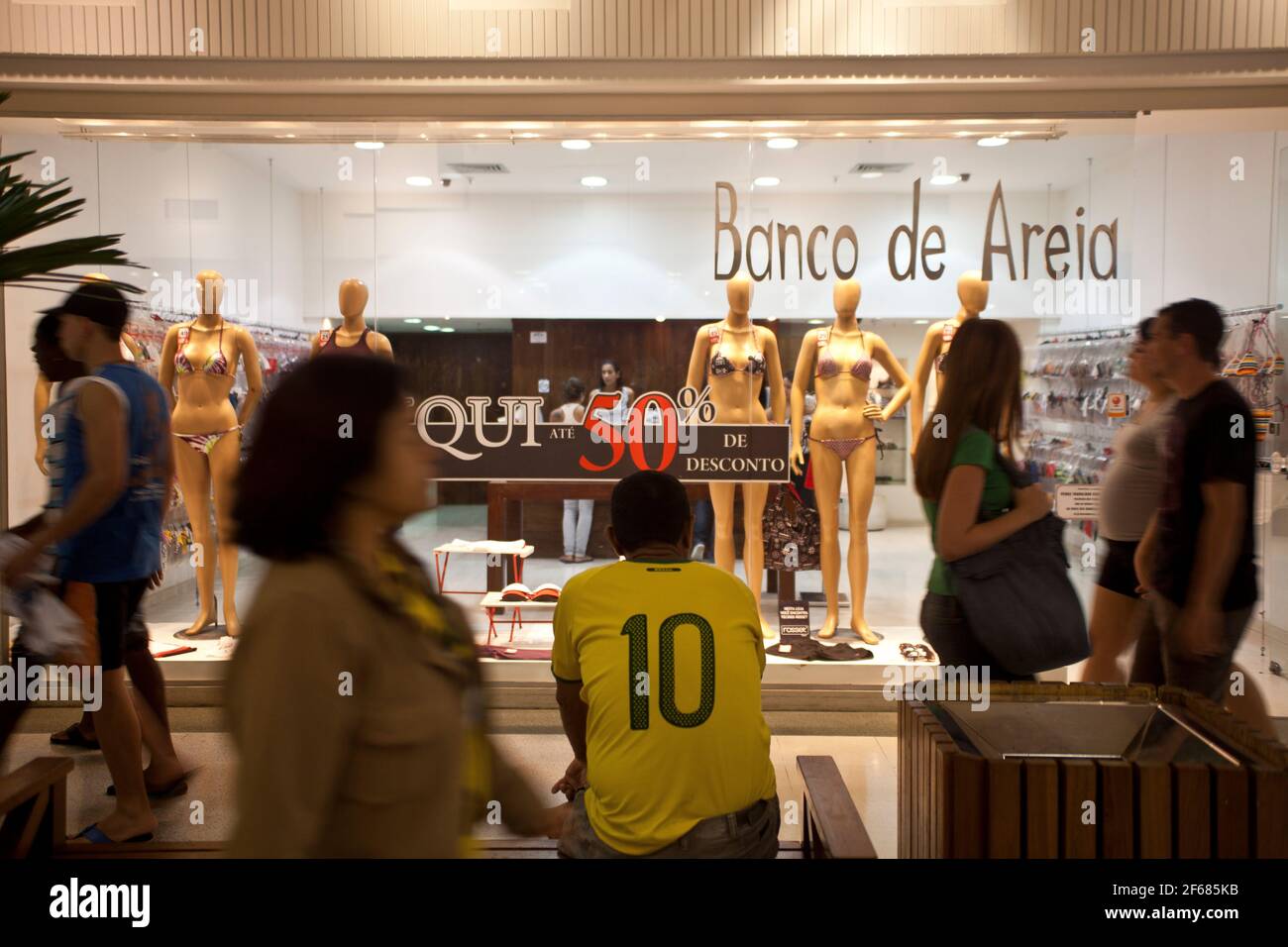 Nueva clase media brasileña en el centro comercial Nova America, ubicado en un antiguo barrio de Río de Janeiro. Durante el gobierno del presidente Lula ( 2003 - 2010 ) se creó una nueva clase de consumidores en Brasil. Foto de stock