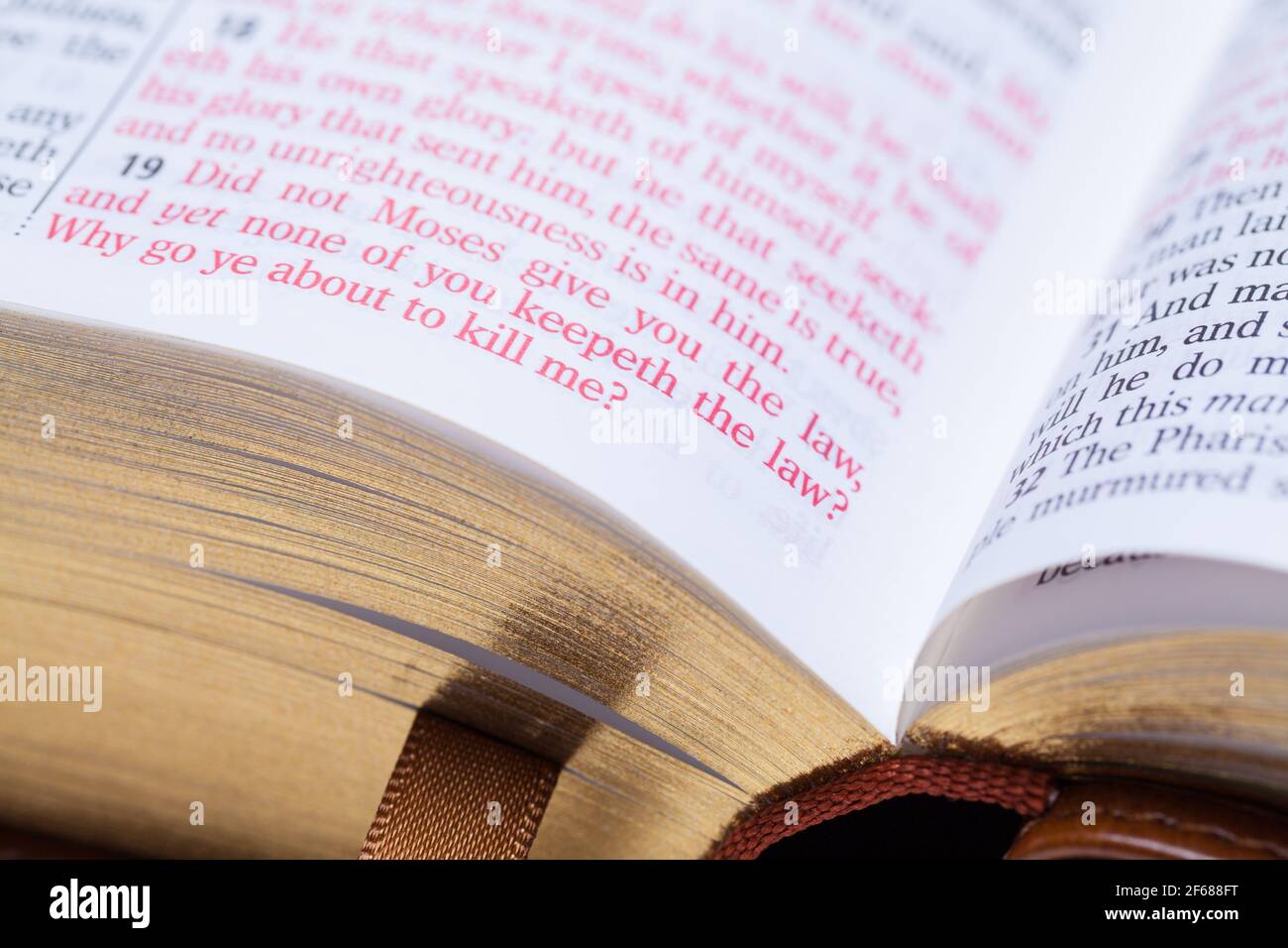 Biblia abierta con el texto de la Escritura. Foto de stock