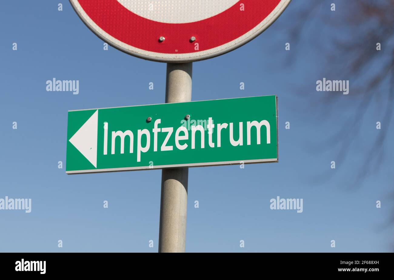 señal de información alemana para el camino al centro de vacunación (Impfzentrum) Foto de stock