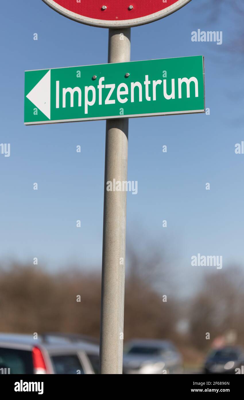 señal de información alemana para el camino al centro de vacunación (Impfzentrum) Foto de stock