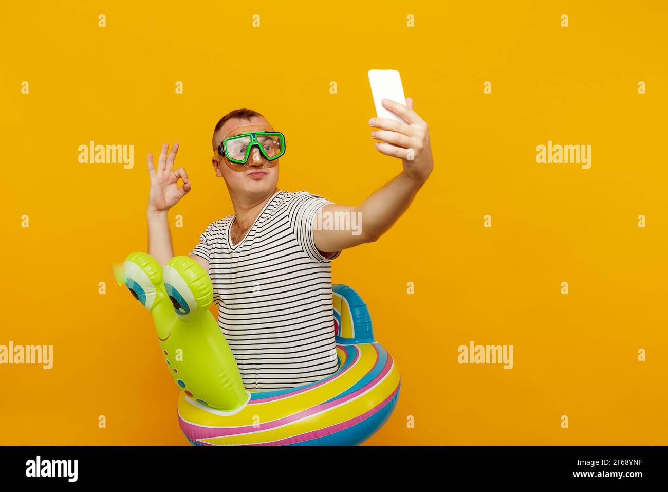 El hombre bucear en la piscina y tomar un selfie con gafas de natación  Fotografía de stock - Alamy