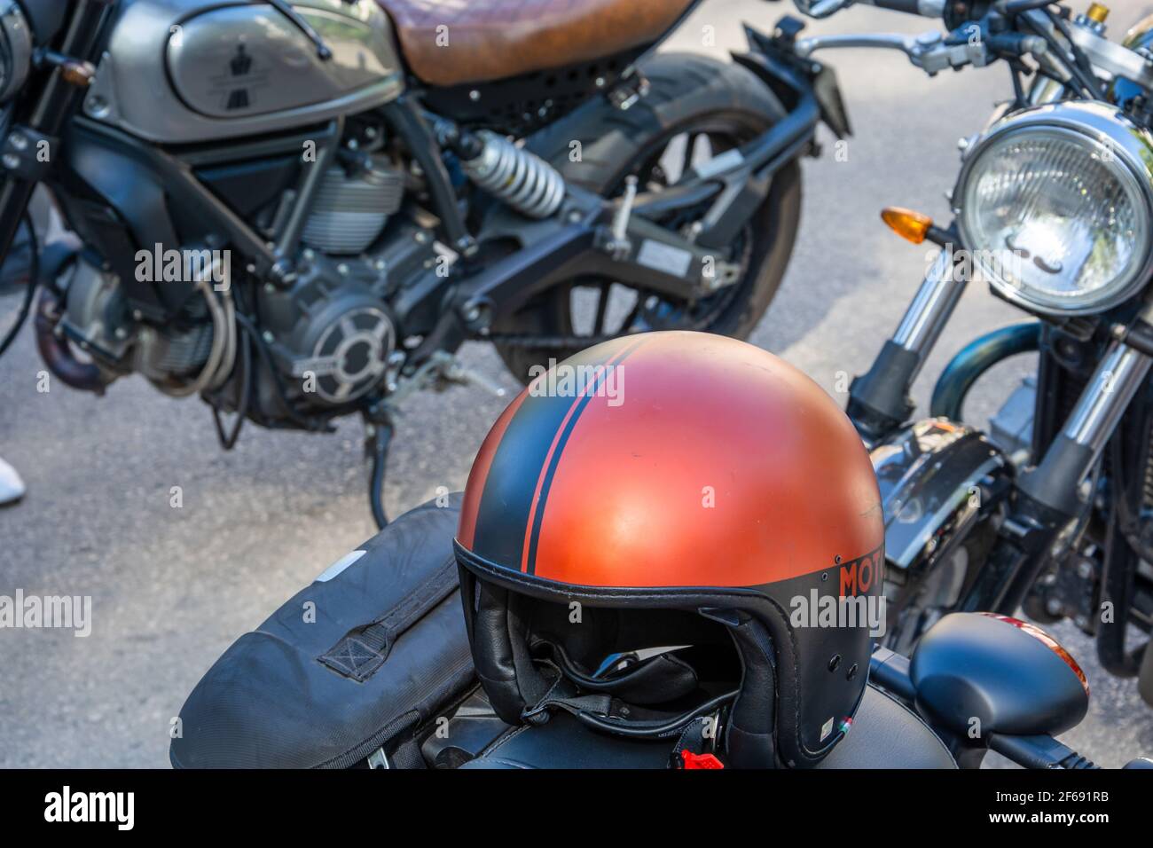 Granada, España; 29 de septiembre de 2019: Cascos de motocicleta en una  exposición callejera de motocicletas clásicas una mañana soleada en Granada  (España Fotografía de stock - Alamy