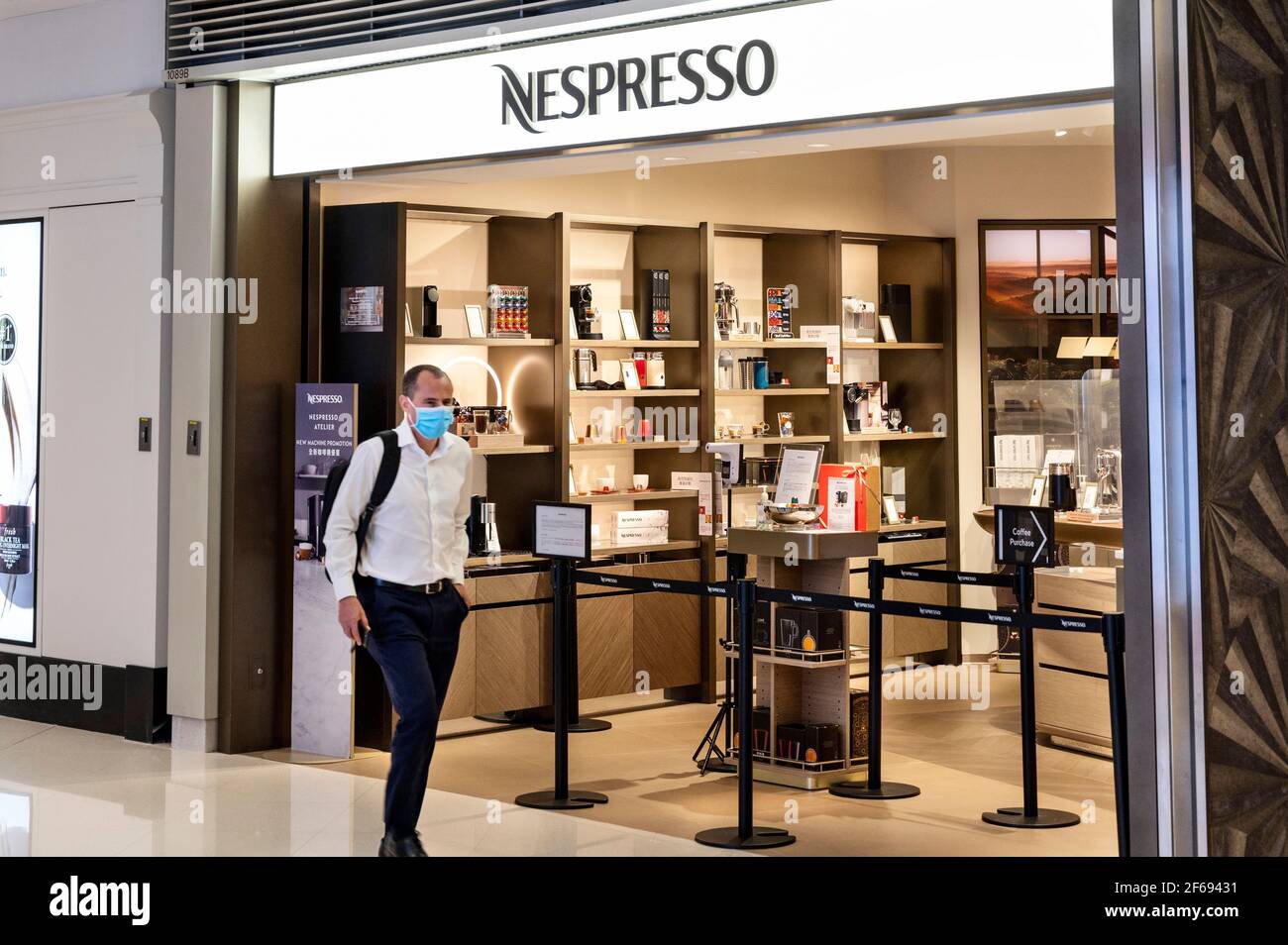 Tienda de alta gama Suiza y líder mundial en cápsulas de café Marca  Nespresso visto en Hong Kong Fotografía de stock - Alamy