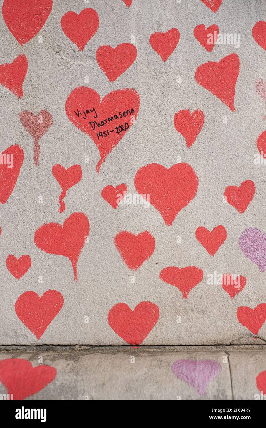 Día 2 del Muro Conmemorativo Nacional Covid; se han añadido más corazones y se han incluido más nombres como dedicación a los que pasaron de Corona Foto de stock