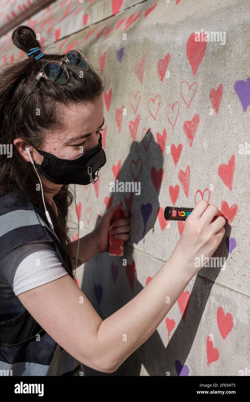 Día 2 del Muro Conmemorativo Nacional Covid; se han añadido más corazones y se han incluido más nombres como dedicación a los que pasaron de Corona Foto de stock