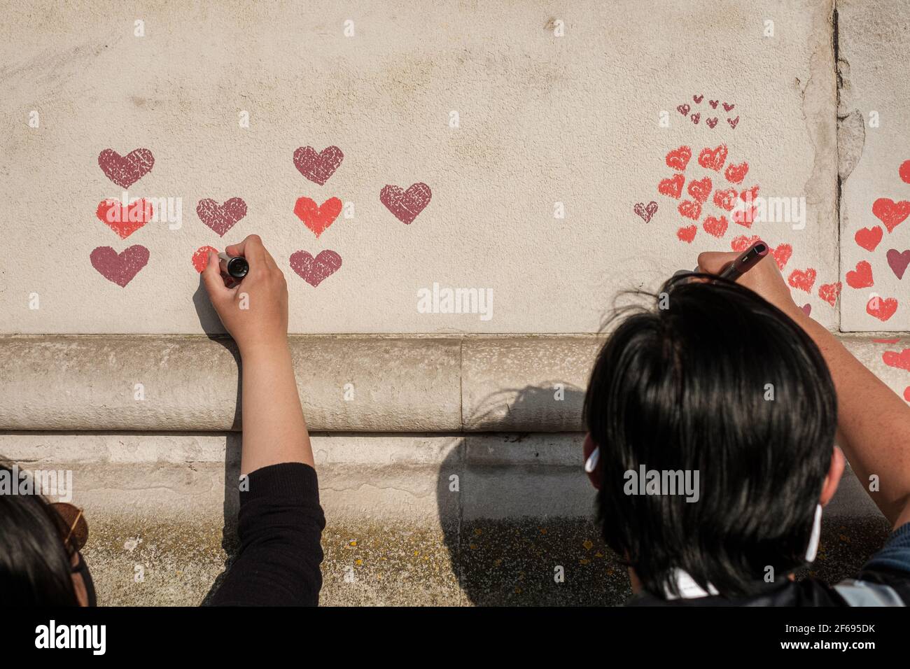 Día 2 del Muro Conmemorativo Nacional Covid; se han añadido más corazones y se han incluido más nombres como dedicación a los que pasaron de Corona Foto de stock