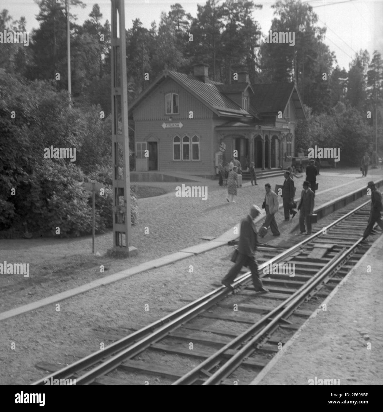 Estación de ferrocarril con arco de acero. Foto de stock