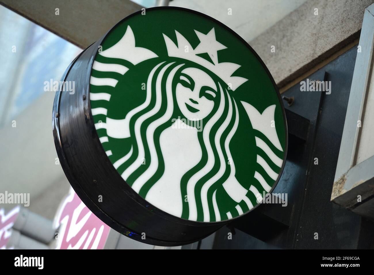 Vista del logotipo de “Siren” de Starbucks Coffeehouse Company, que es el  puente nasal del lado izquierdo se dibuja un poco más bajo que el de su  derecha, Nueva York, NY, 30