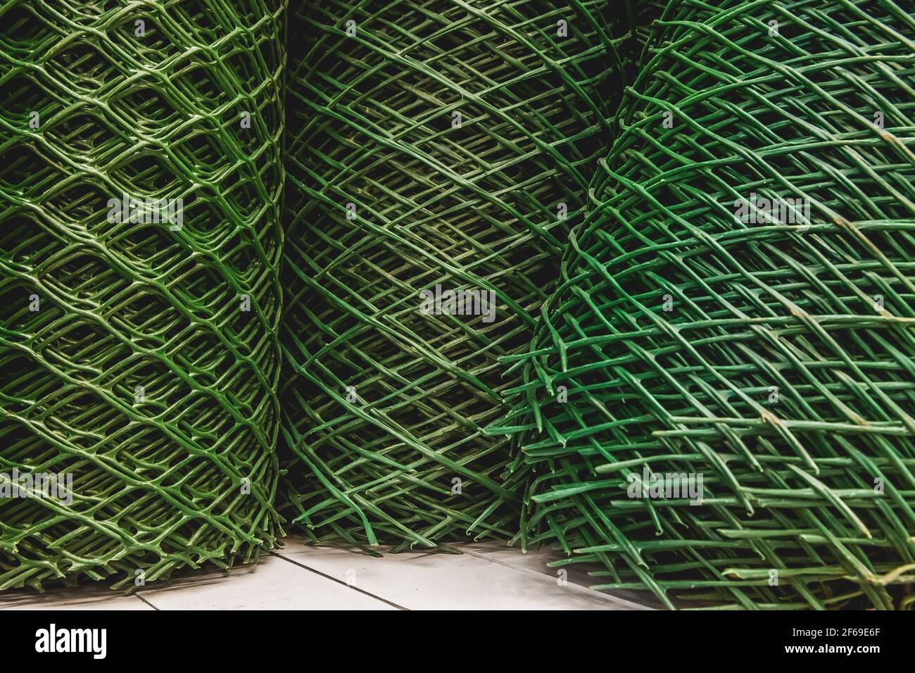 Suponer Persona con experiencia Ópera Malla de plástico verde en rollos para el jardín, utilizado para la  protección y la esgrima Fotografía de stock - Alamy