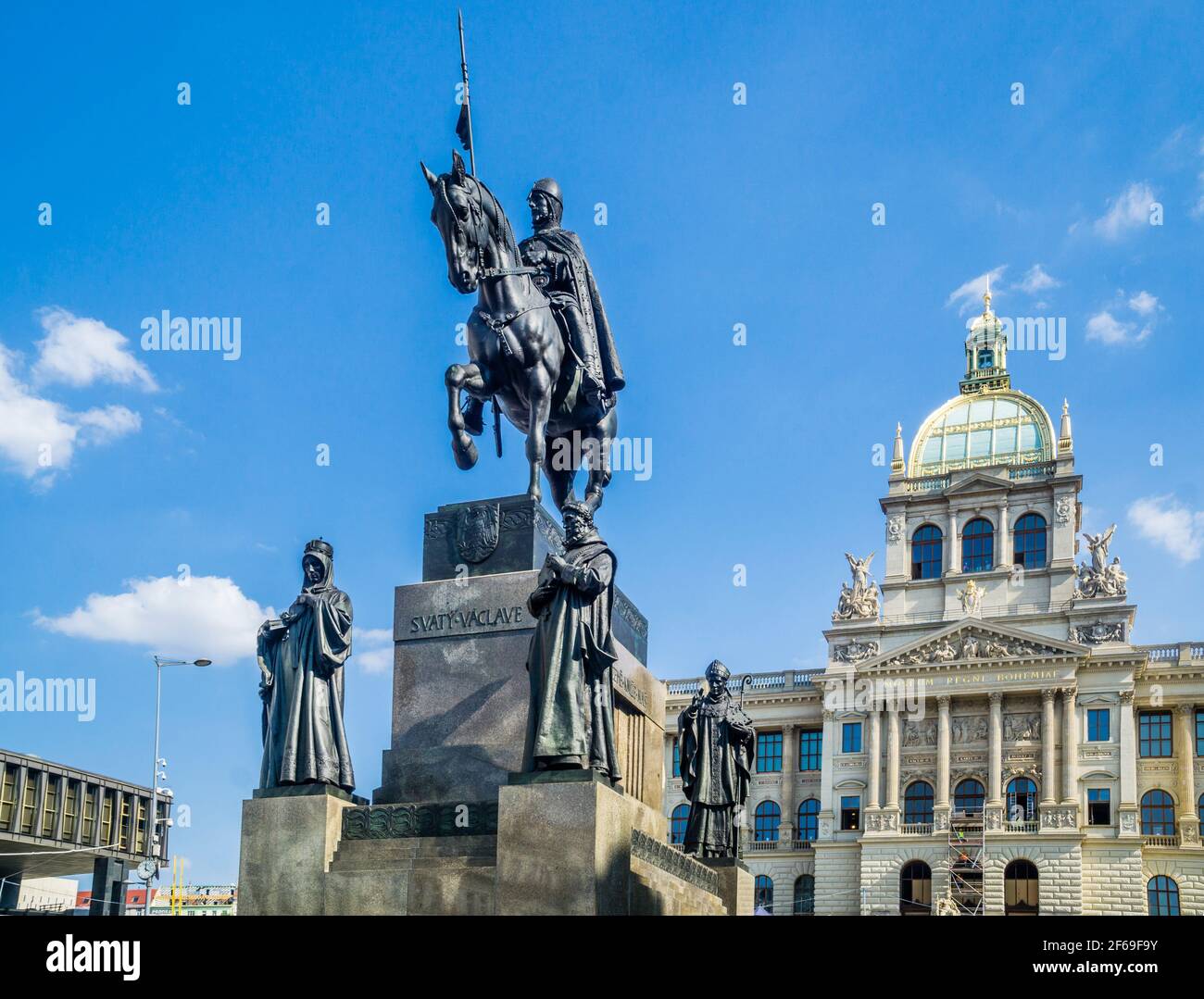 Estatua de San Wenceslao y el gran museo nacional neoclásico checo en la Plaza Wenceslao en Praga, República Checa Foto de stock