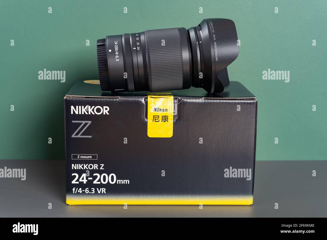 ZHONGSHAN GUANGDONG China-6 de octubre 2020:Nikon lente de cámara de  montura Z Nikkor Z 24-200MM f4-6.3 vr y su caja Fotografía de stock - Alamy
