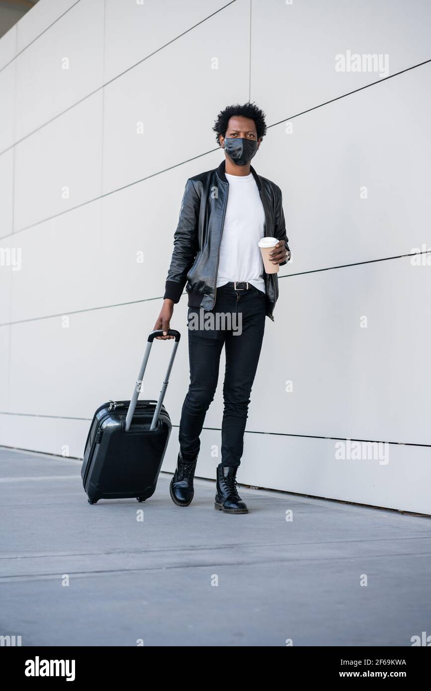 Hombre cargando maleta fotografías e imágenes de alta resolución - Alamy