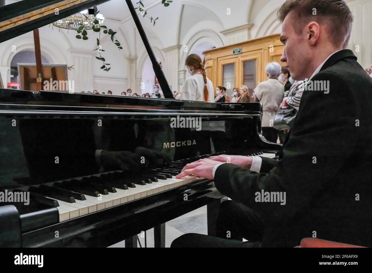 Moscú, Rusia. 30th de marzo de 2021. El pianista toca en una actuación  durante la exposición.'Albrecht Durer. La exposición "Obras maestras de la  Grabadora", que incluye más de 120 obras de la