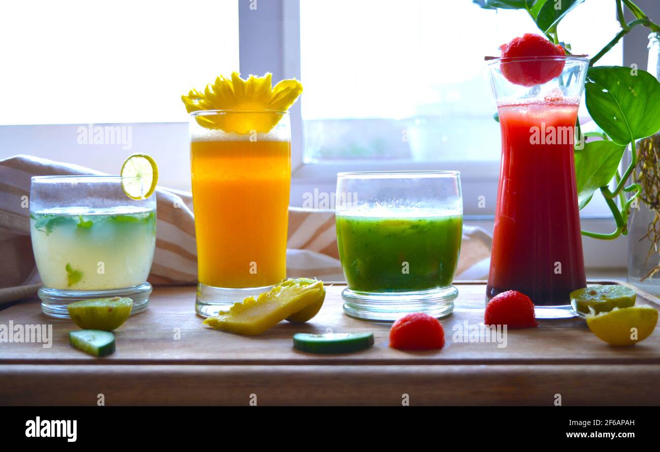Refrescantes y coloridas bebidas de verano Foto de stock