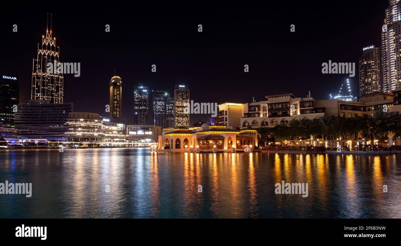 7 JAN 2021,Dubai,EAU . Hermosa vista del zoco al bahar iluminado, el centro comercial de Dubai, los hoteles y el horizonte capturado en la zona del bulevar del parque Burj Foto de stock