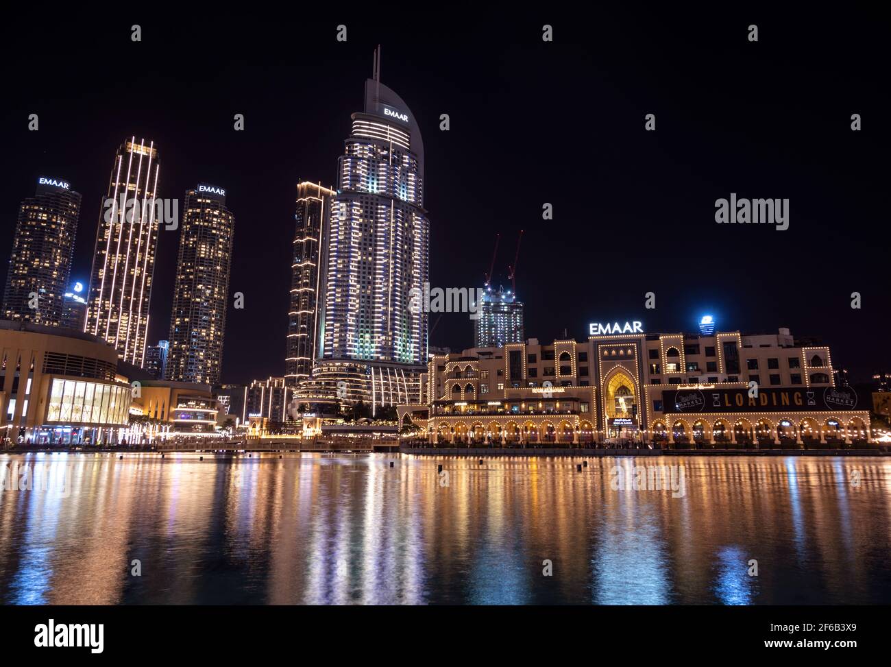 7th JAN 2021,Dubai,EAU . Hermosa vista del zoco al bahar iluminado, el centro comercial de dubai, el hotel de la dirección y otros edificios capturados por la noche Foto de stock