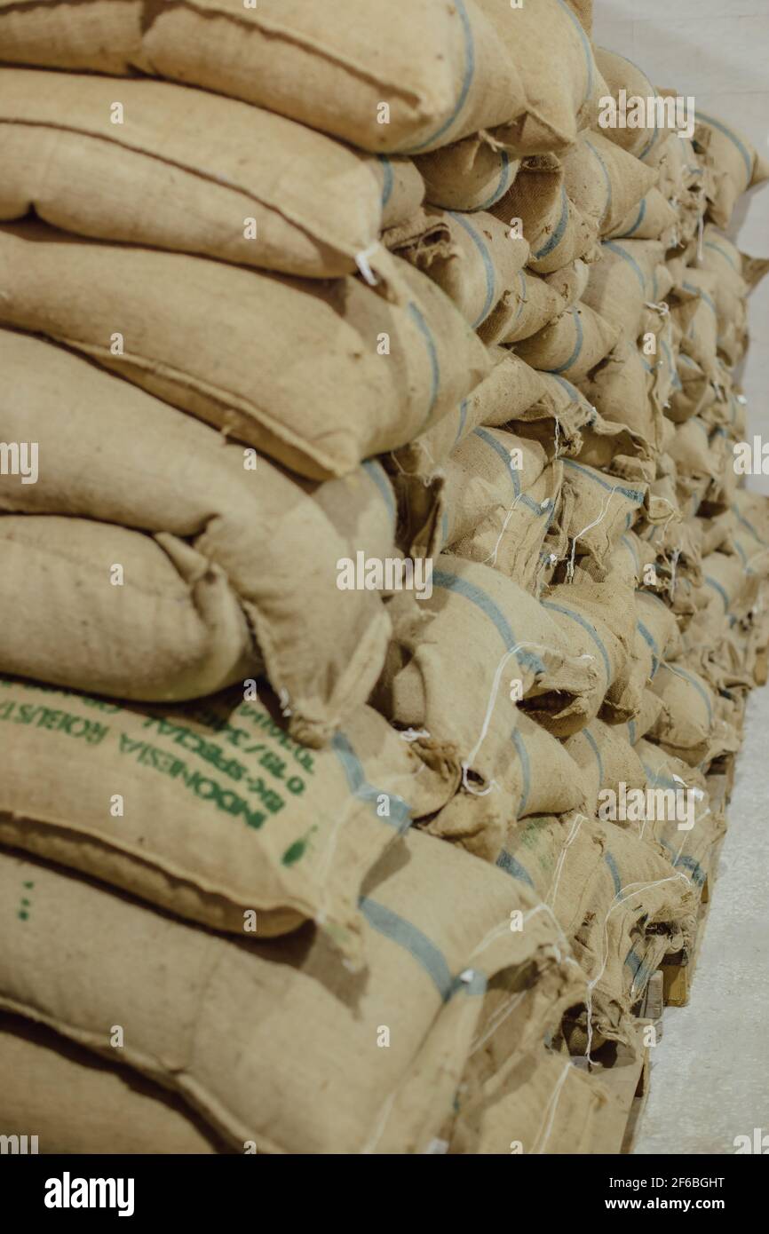 Bolsas de granos de café de fondo. Café brasileño en bolsas. Foto de stock