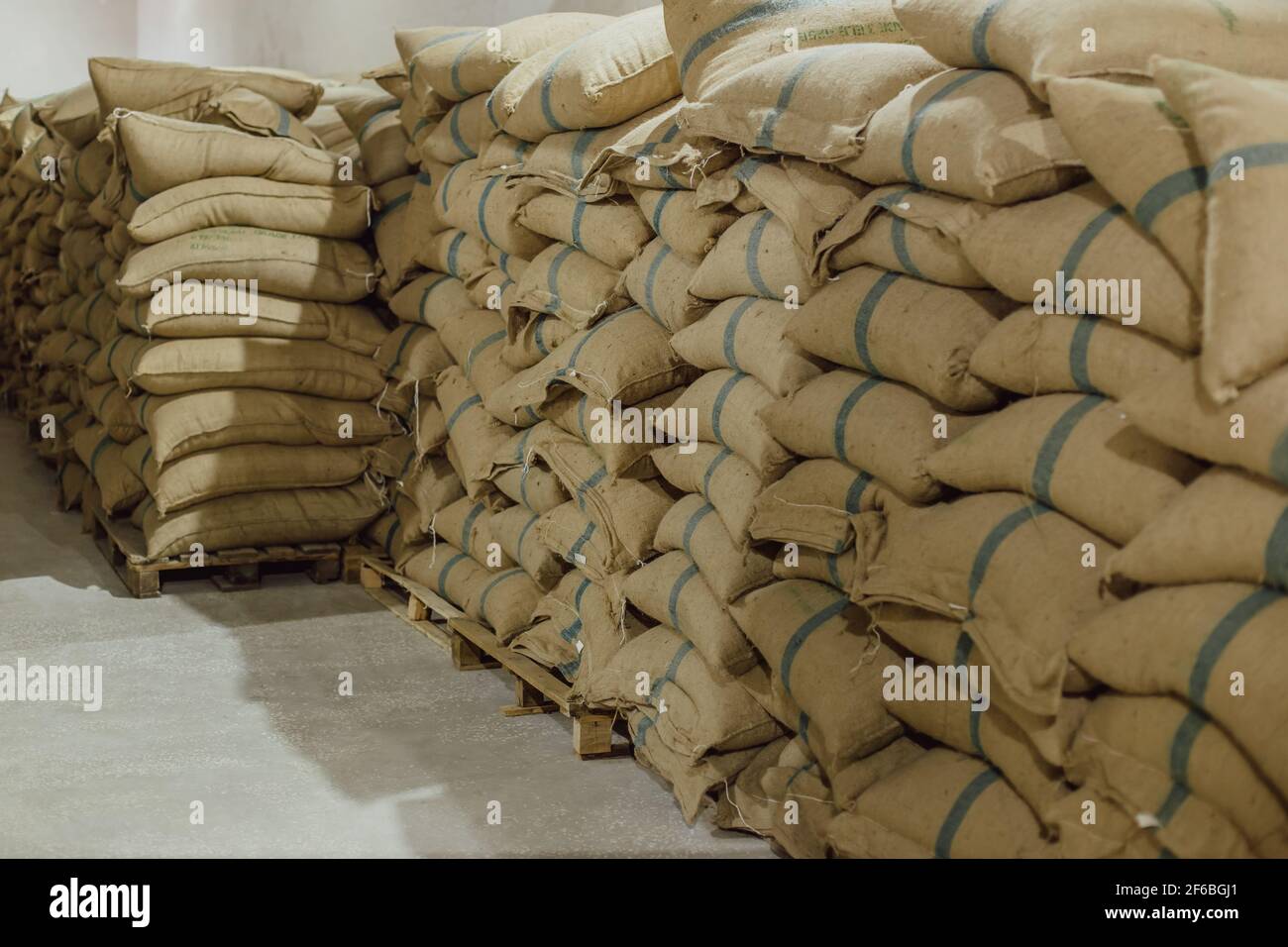 Bolsas de granos de café de fondo. Café brasileño en bolsas. Foto de stock