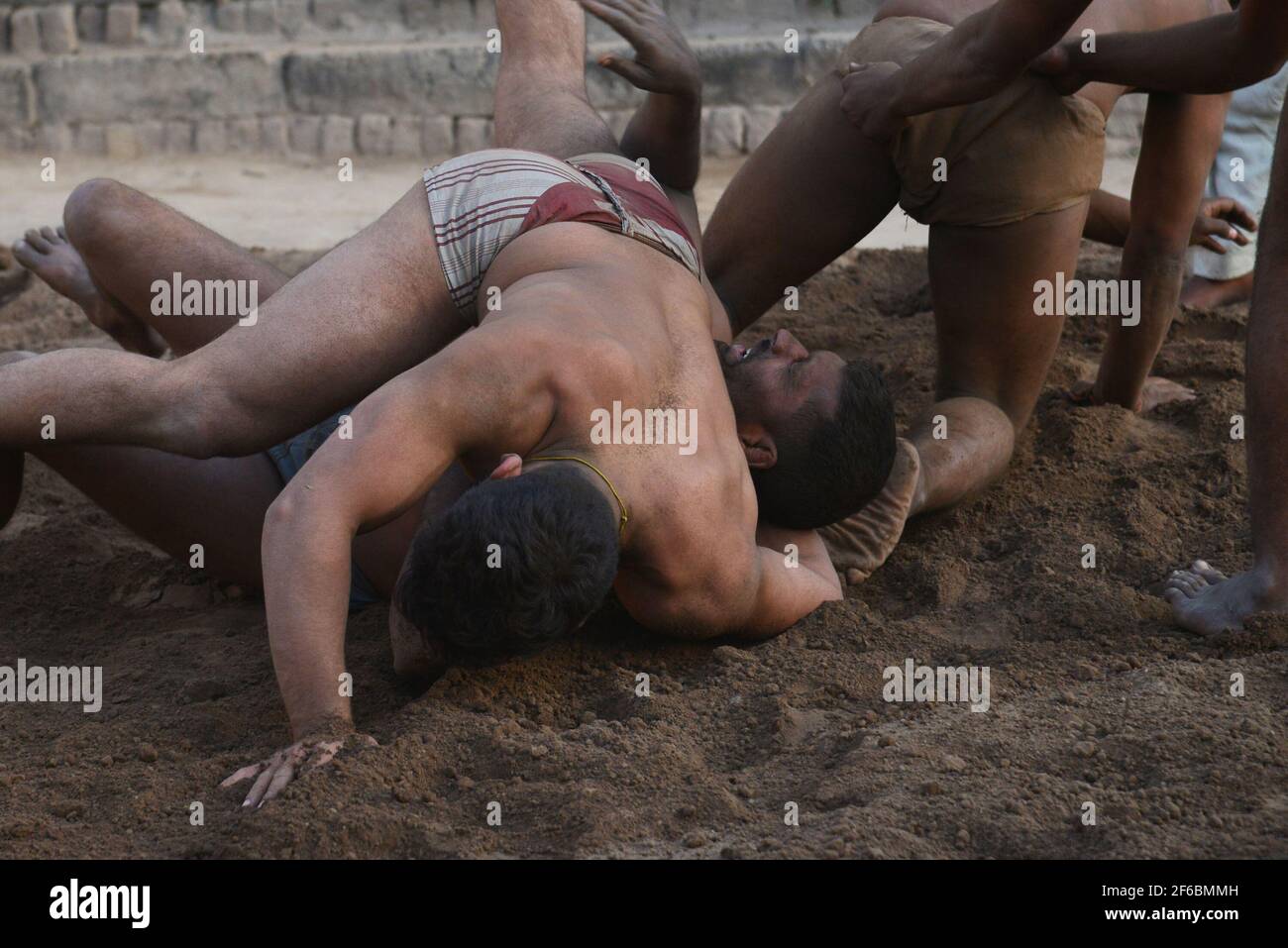 Los luchadores tradicionales pakistaníes o 'Pehalwans' están ocupados  practicando en un 'Akhara' o escuela de lucha libre. "Kushti', la lucha  tradicional es uno de los más populares juegos en Pakistán. Hace miles