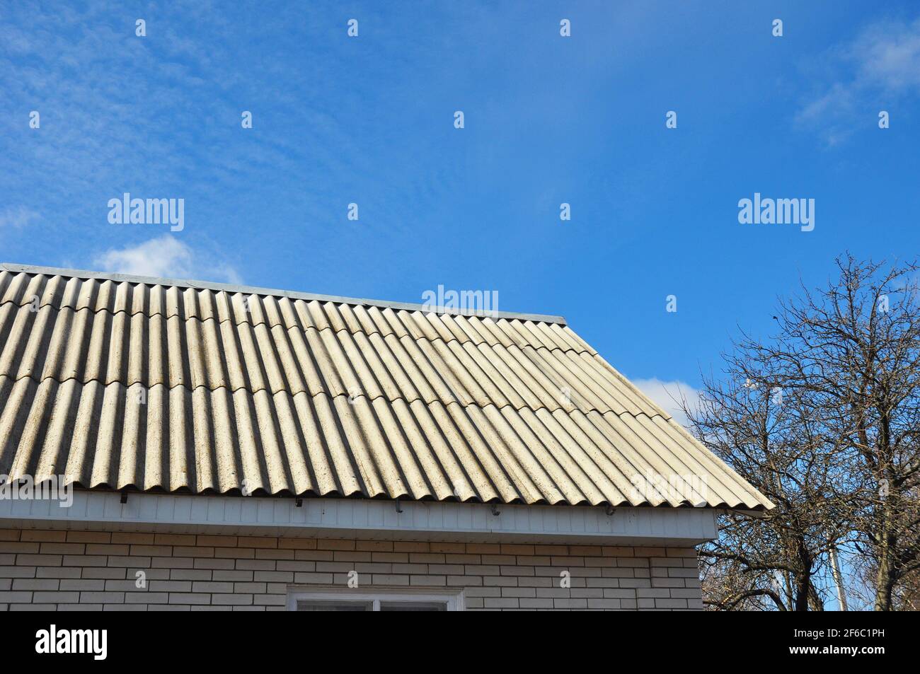 Techo De Cemento De Asbesto Fotos e Imágenes de stock - Alamy