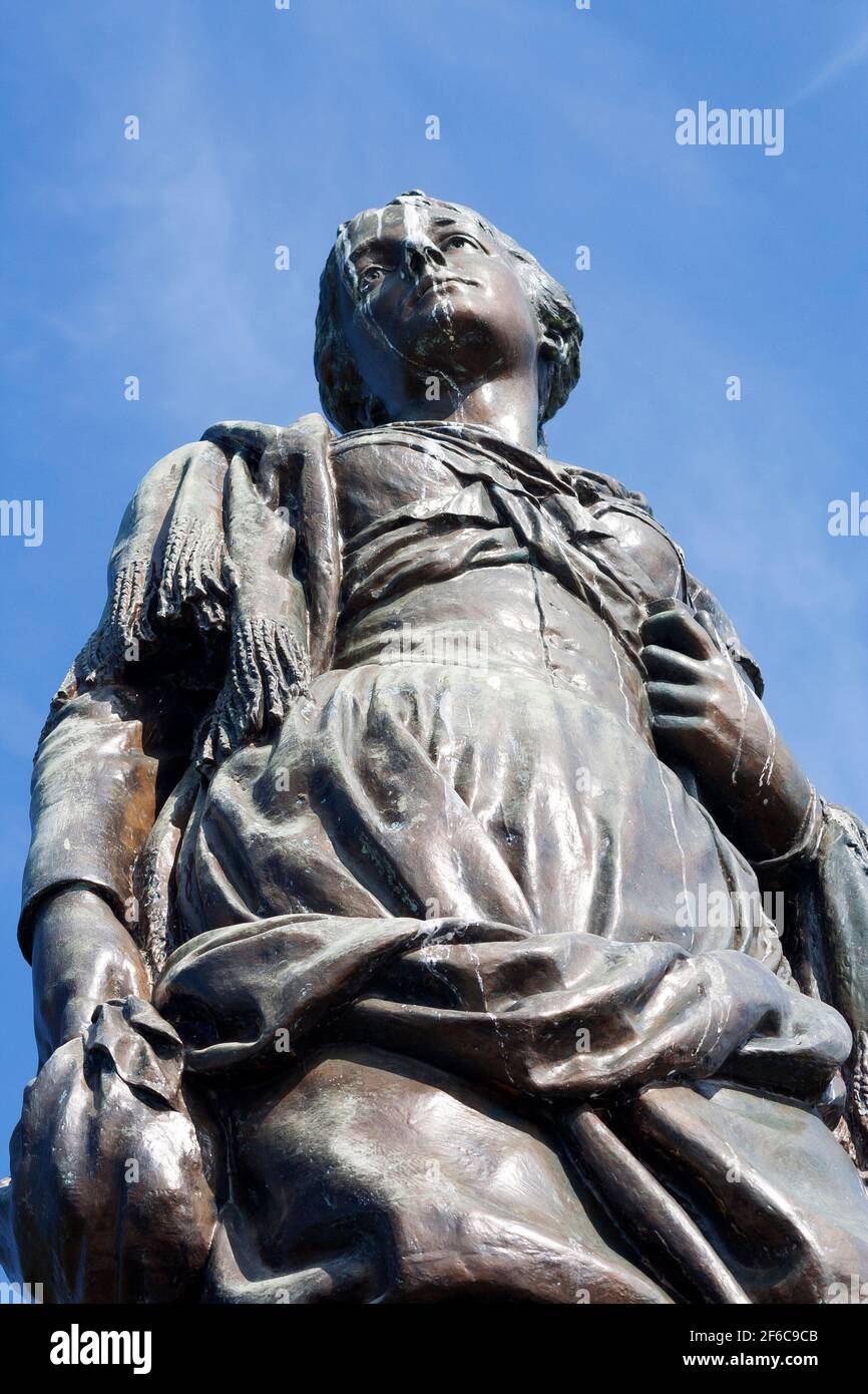 Una estatua de Highland Mary que nació en Dunoon en 1764 e inmortalizada por Robert Burns, poeta nacional de Escocia. La estatua es obra de D.W. Stev Foto de stock