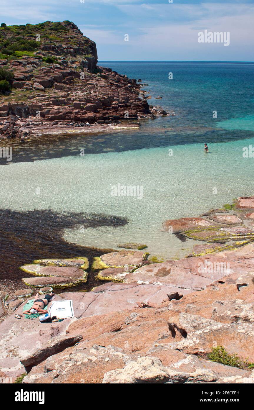 Agua esmeralda de cristal en Cala dello Spalmatore, la playa de la Caletta, Carloforte, Isla de San Pietro, Cerdeña Foto de stock