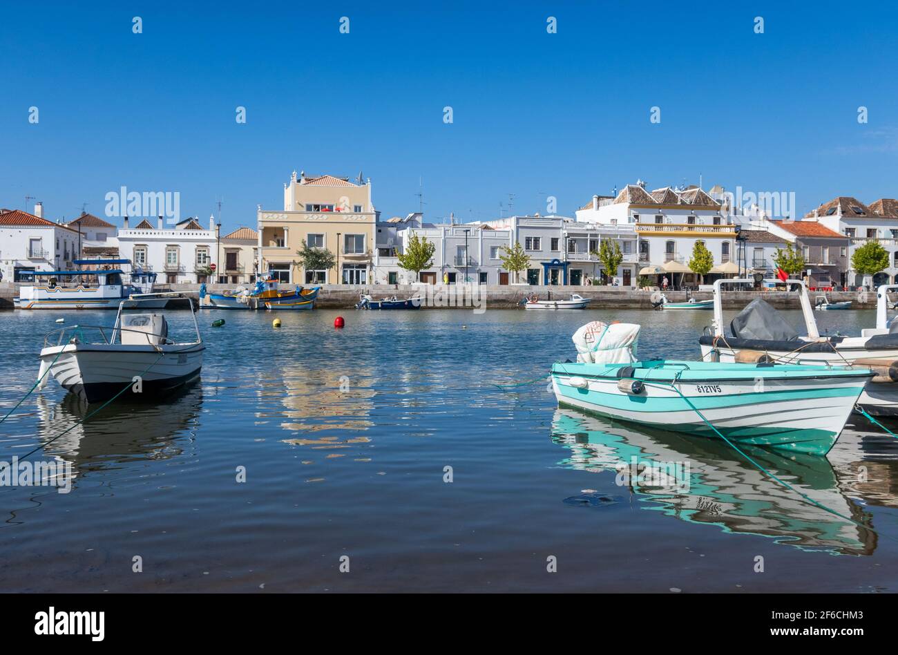 Barcos de pesca en Tavira; Algarve Oriental; Portugal Foto de stock