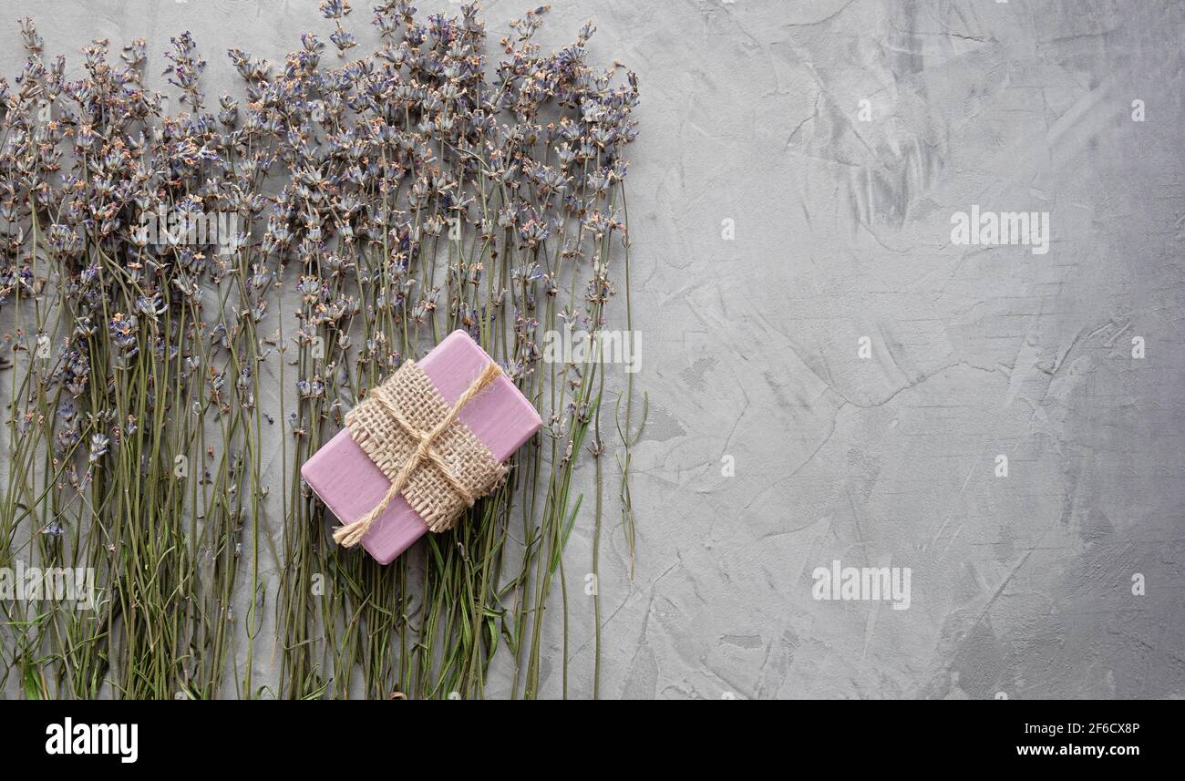 Jabón hecho a mano con ingredientes naturales y flores secas de lavanda sobre un fondo de hormigón gris. Vista superior. Lay plano Fotografía de stock - Alamy Jabón hecho a mano con ingredientes naturales y flores secas de lavanda sobre un fondo de hormigón gris. Vista superior. Lay plano Fotografía de stock - Alamy