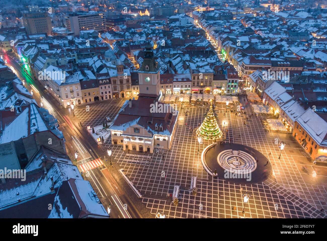 Vista aérea de invierno de la ciudad de Brasov, a la hora azul Foto de stock