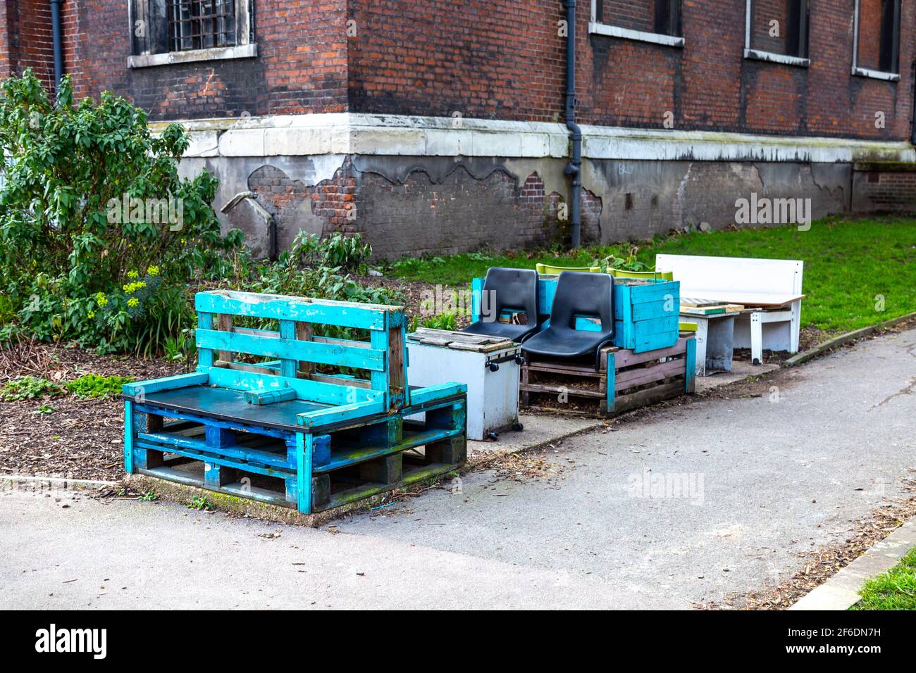 Bancos hechos de materiales reclamados en los jardines de Shoreditch Iglesia (San Leonard's Shoreditch), Londres, Reino Unido Foto de stock
