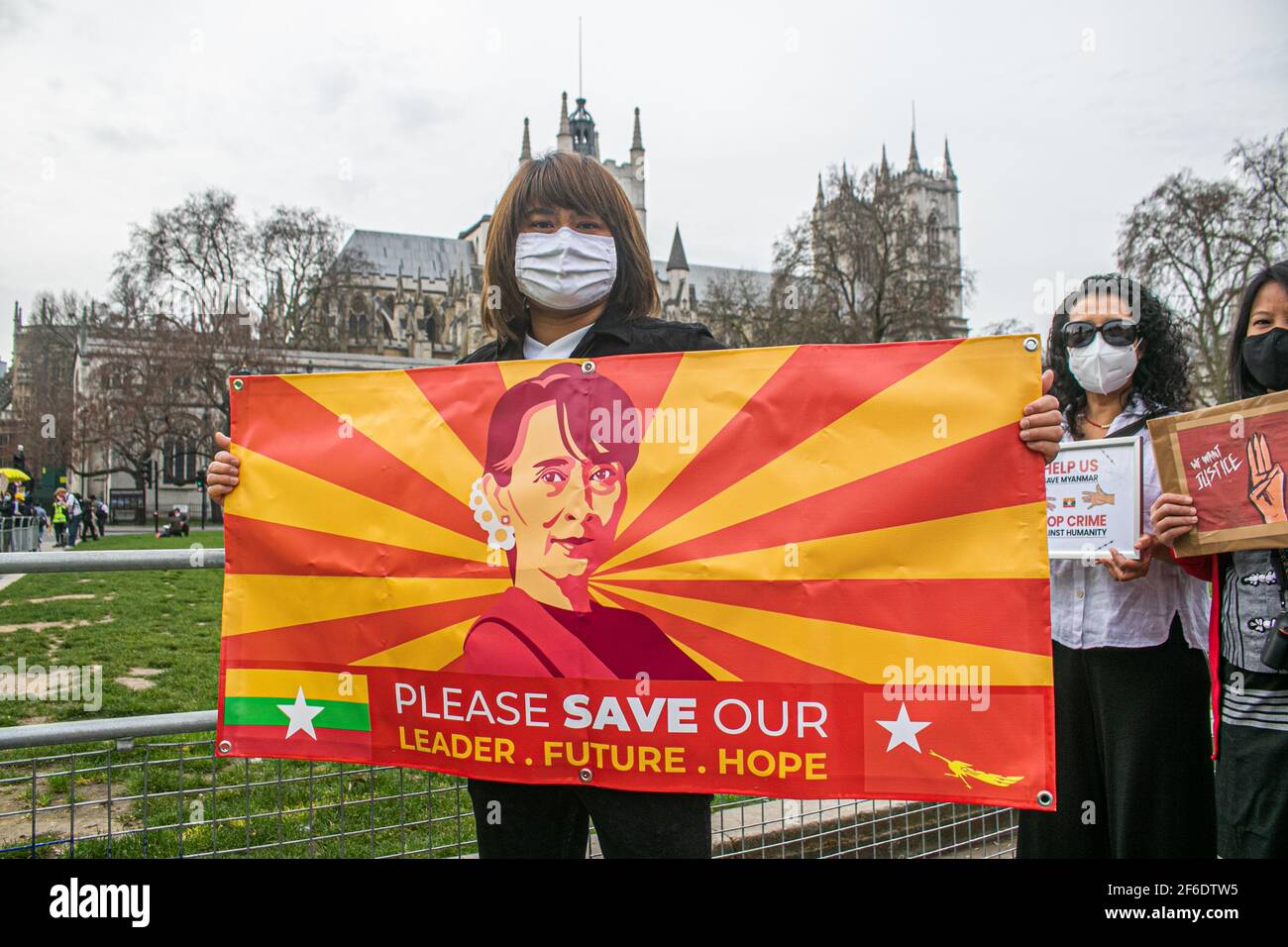 WESTMINSTER LONDON, REINO UNIDO 31 DE MARZO DE 2021. Miembros de la comunidad birmana se manifiestan con pancartas y señales en la Plaza del Parlamento contra la dictadura militar impuesta en Myanmar y piden la restauración de la democracia y la liberación de Aung San Suu Kyi, que ha sido detenida desde febrero de 2021. Muchas personas han sido asesinadas por las fuerzas de seguridad en Myanmar desde la toma militar del país el mes pasado.Credit amer ghazzal/Alamy Live News Foto de stock