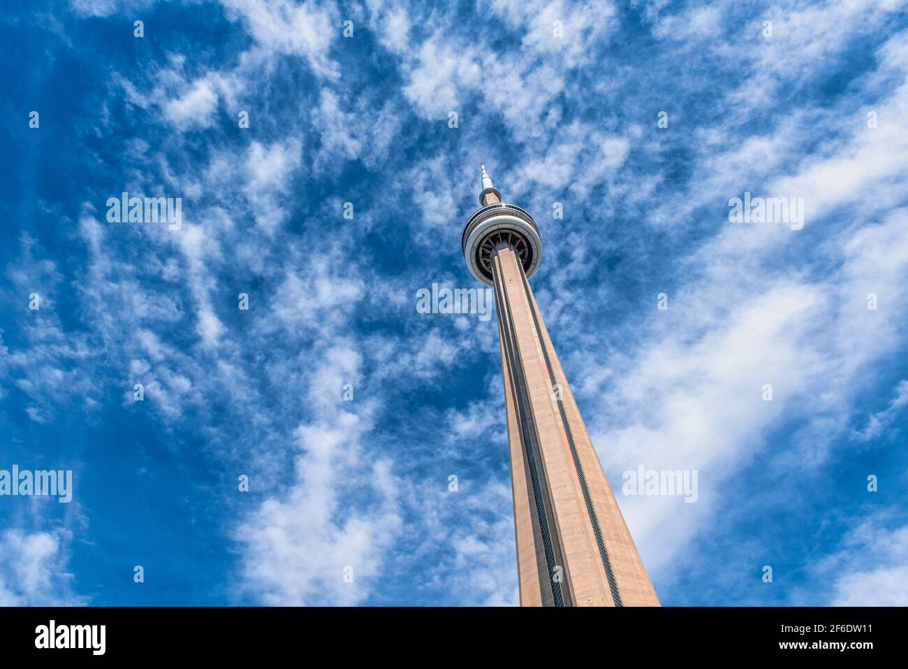 La Torre CN, un símbolo canadiense y un punto de referencia internacional, se ve desde un punto de vista inusual Foto de stock