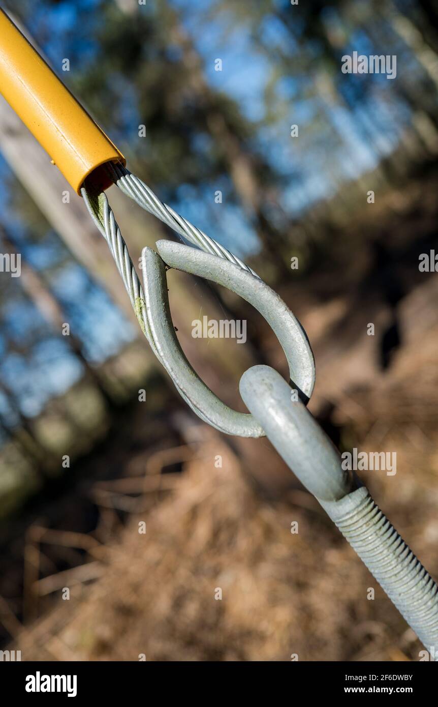 Tensor galvanizado de acero y cable multifilar que soporta el poste de  madera Fotografía de stock - Alamy