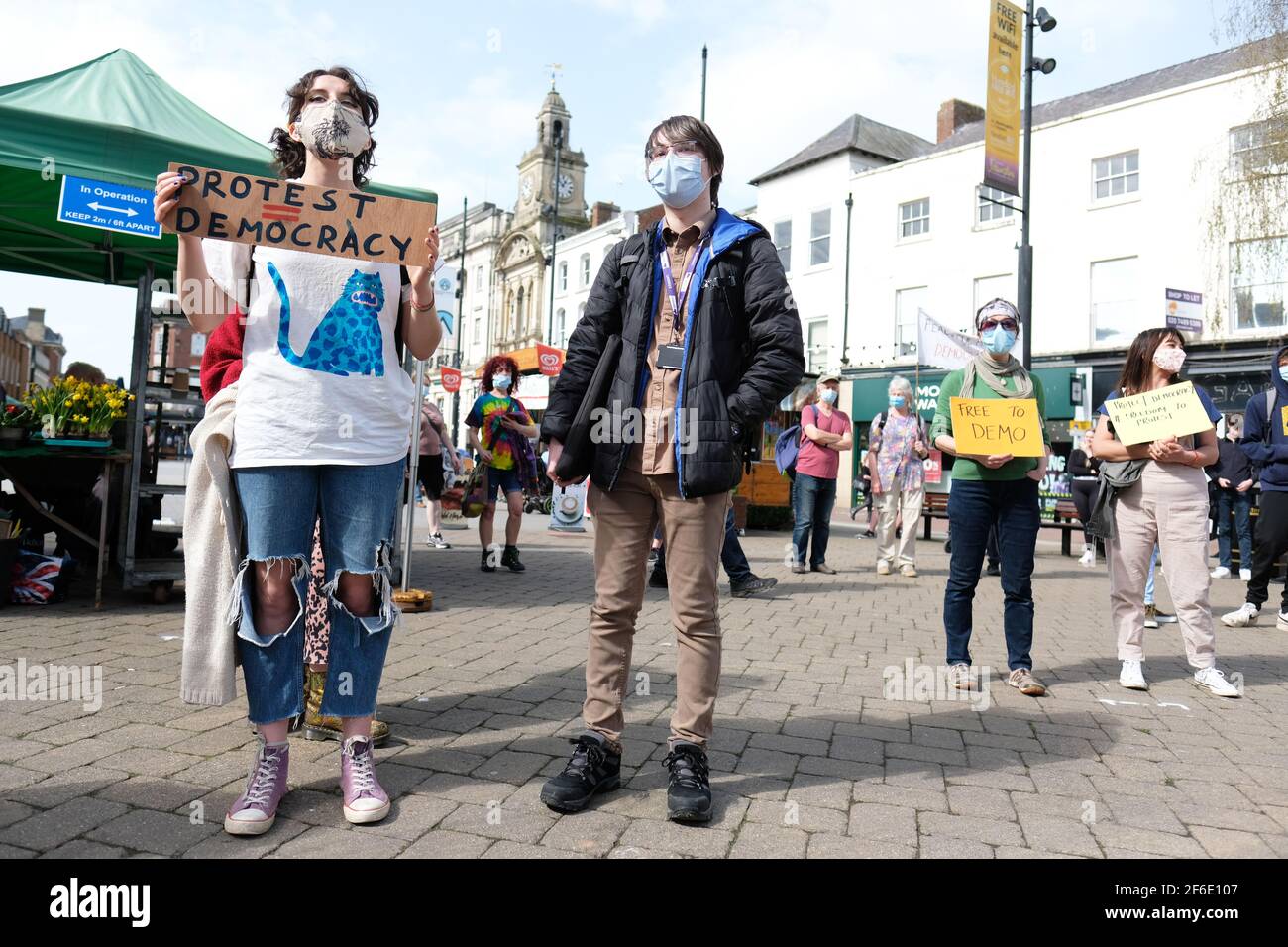 Hereford, Herefordshire, Reino Unido – Miércoles 31st de marzo de 2021 – los manifestantes se reúnen para escuchar discursos en el centro de la ciudad de Hereford contra el proyecto de ley de policía, crimen, sentencia y tribunales ( PCSC ). Aproximadamente 200 manifestantes asistieron a la protesta - el proyecto de ley del PCSC limitará sus derechos a la protesta legal. Foto Steven May / Alamy Live News Foto de stock