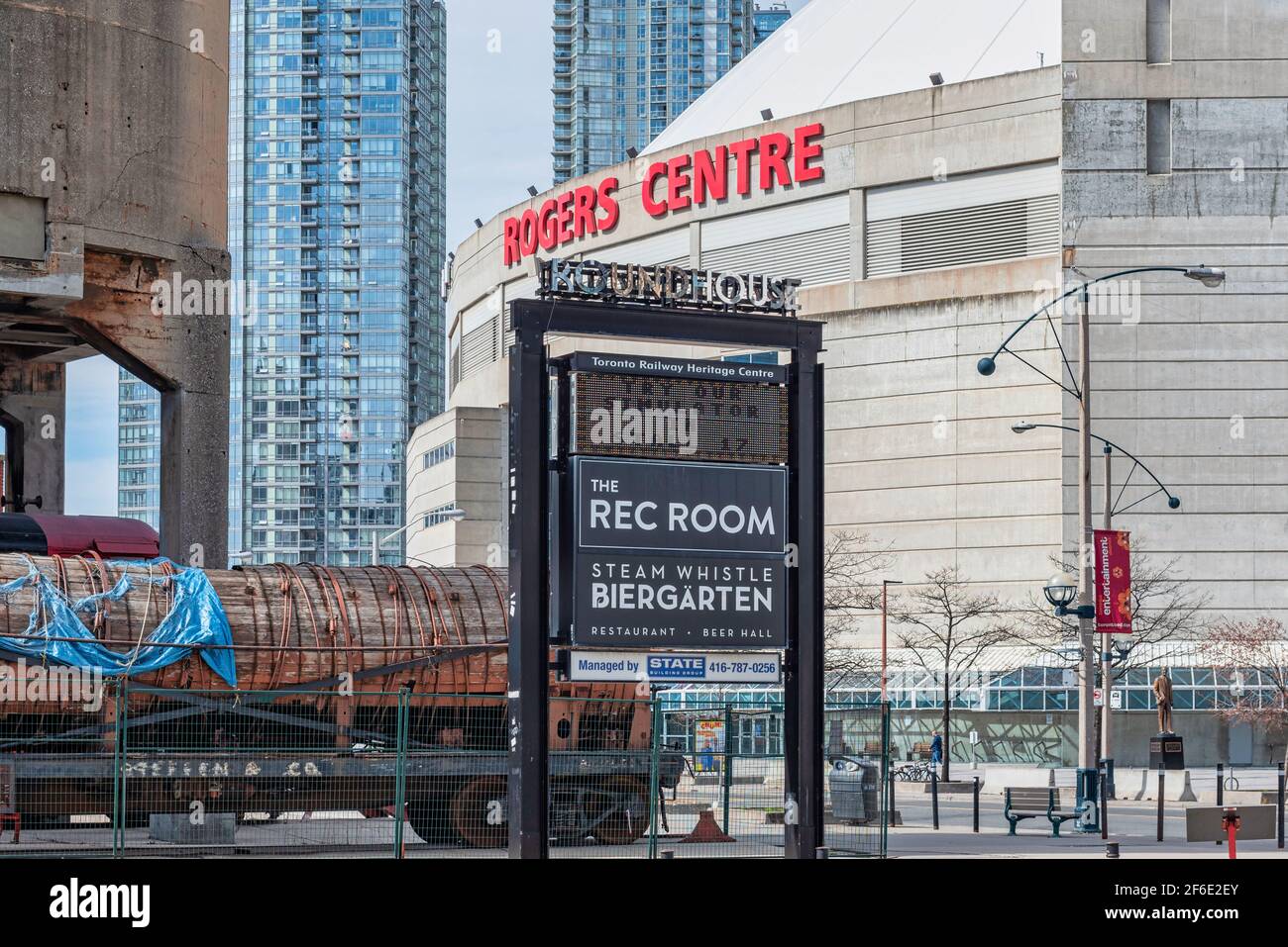 Vacíe el parque de Toronto Roundhouse Park mostrando el Rogers Centre y el cartel Rec Room. Foto de stock