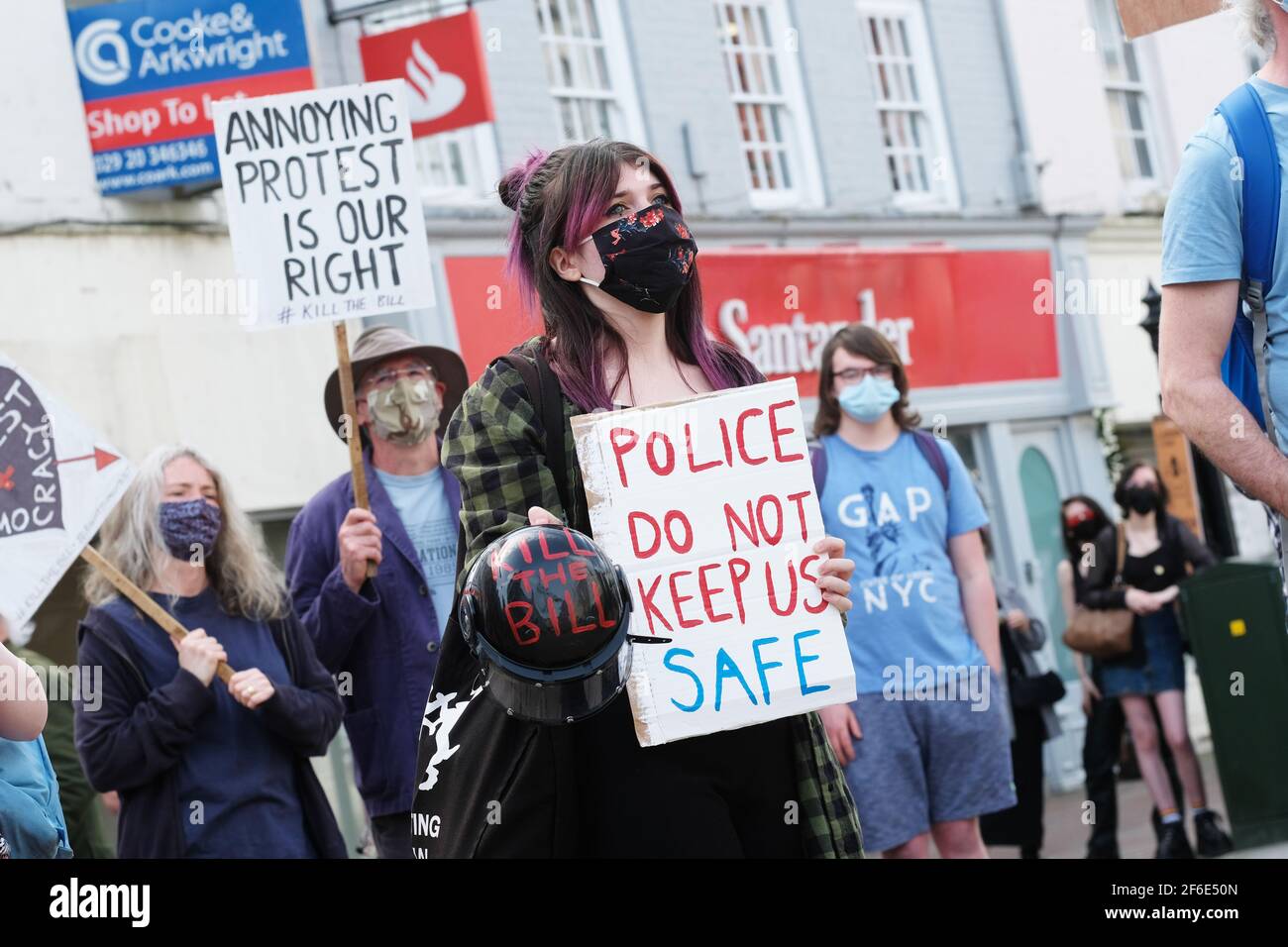 Hereford, Herefordshire, Reino Unido – Miércoles 31st de marzo de 2021 – los manifestantes se reúnen para escuchar discursos en el centro de la ciudad de Hereford contra el proyecto de ley de policía, crimen, sentencia y tribunales ( PCSC ). Aproximadamente 200 manifestantes asistieron a la protesta - el proyecto de ley del PCSC limitará sus derechos a la protesta legal. Foto Steven May / Alamy Live News Foto de stock