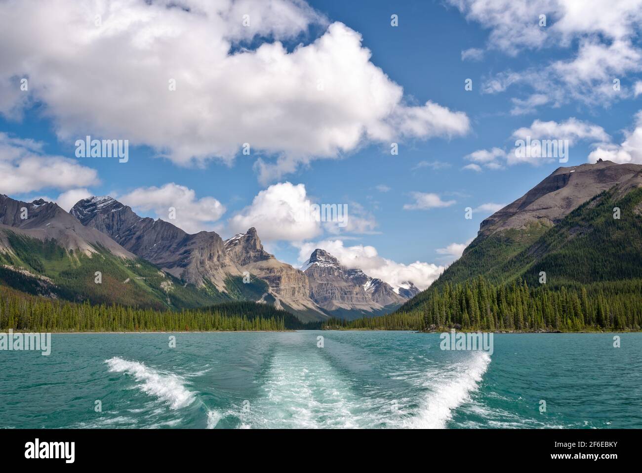 Crucero en barco por el lago Maligne, el Parque Nacional Jasper, Alberta, Montañas Rocosas, Canadá Foto de stock
