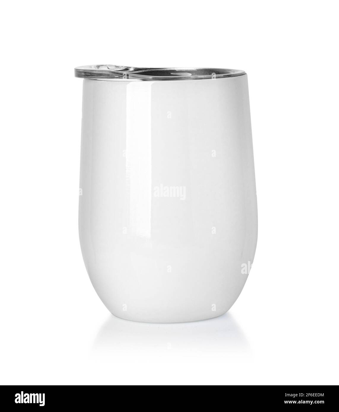 Vaso de vidrio de vino sin piedras de acero inoxidable en blanco para Marca  aislada en blanco con trazado de recorte Fotografía de stock - Alamy