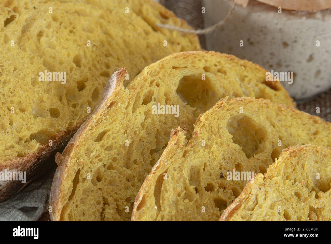 Rebanadas de pan de masa fermentada cúrcuma Foto de stock