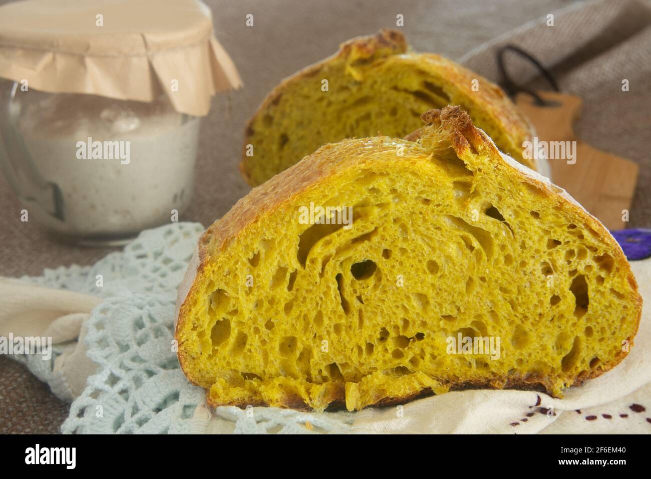 Pan de masa fermentada cúrcuma cortado en rodajas Foto de stock