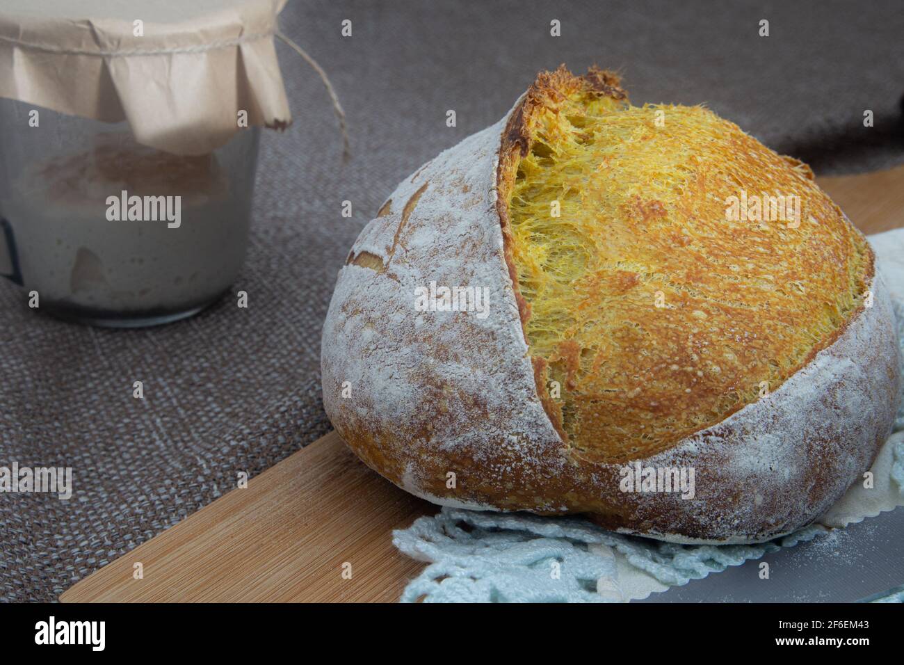 Pan de masa fermentada cúrcuma con arrancador en el lado Foto de stock