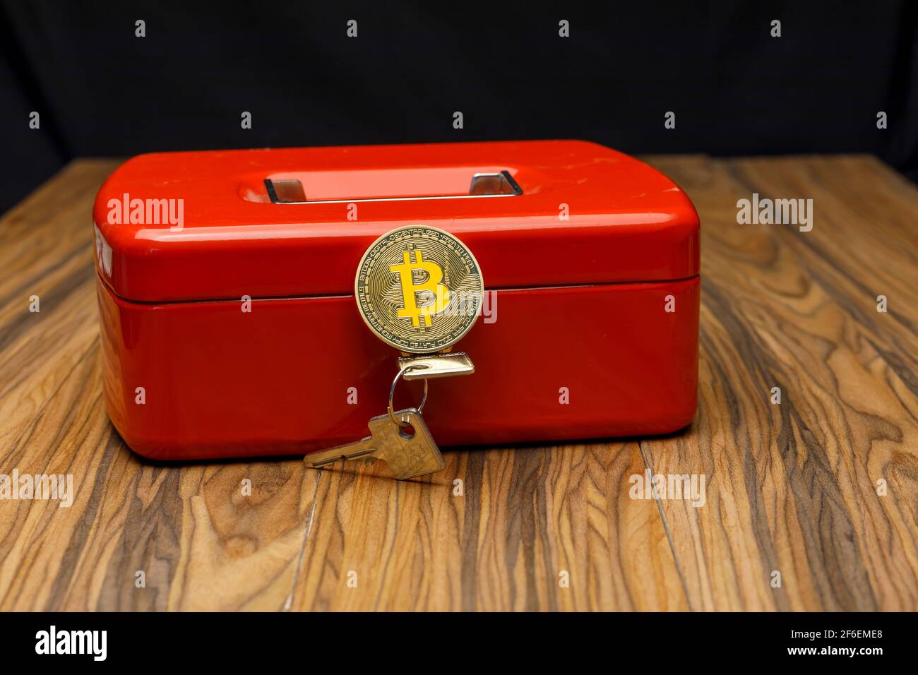 Bitcoin moneda en una caja registradora roja Foto de stock