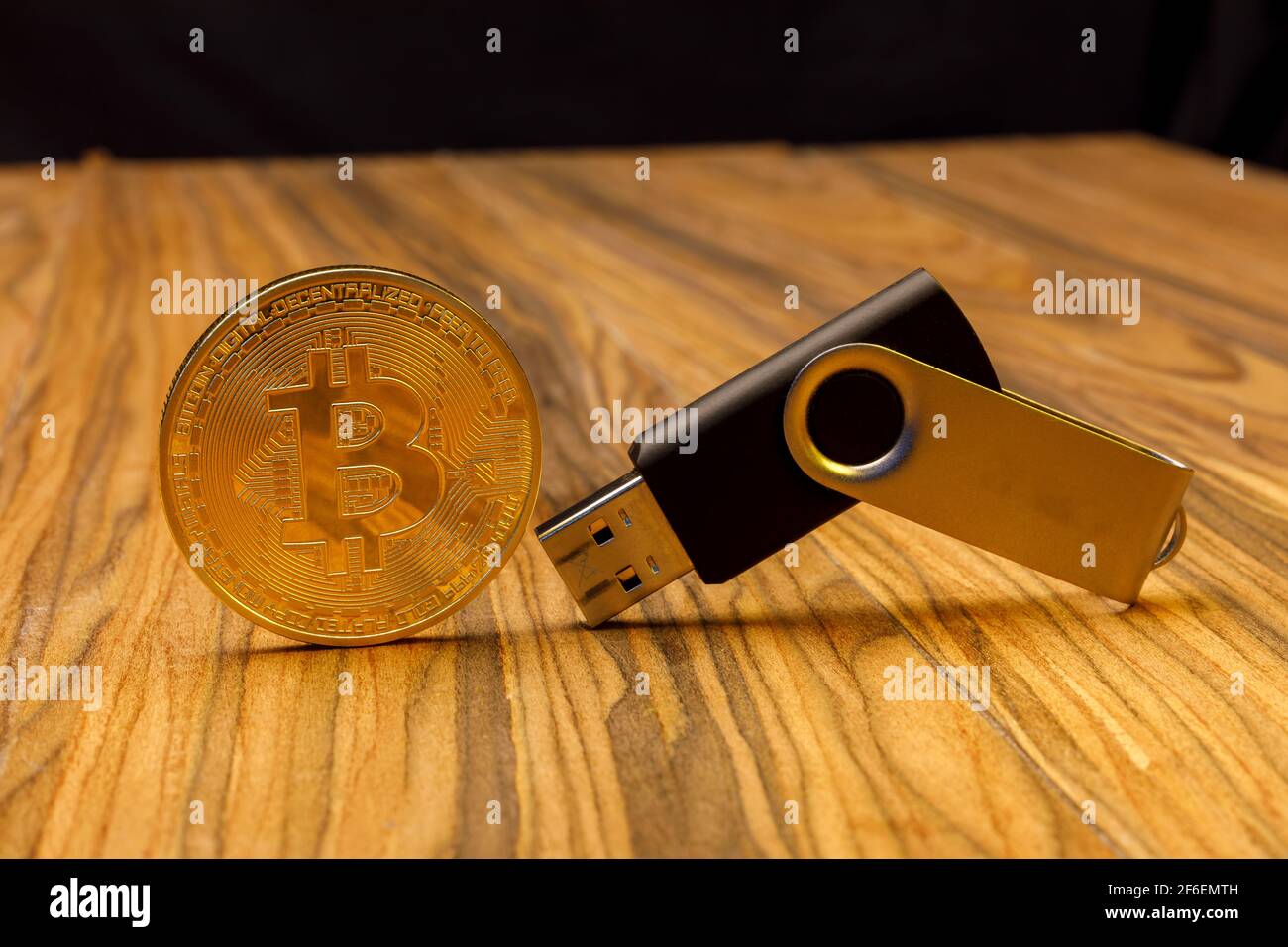 Dispositivo USB con una moneda de bitcoin Foto de stock